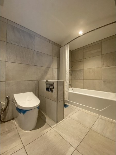 メインベッドルームには専用バスルームが隣接