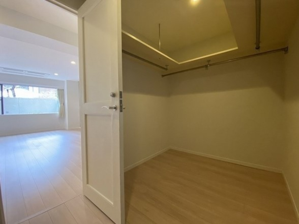 ちょっとした個室くらい広さのあるWIC