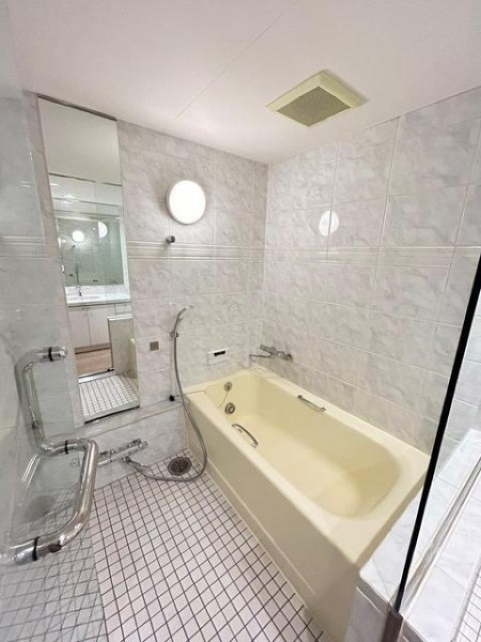 リゾートホテルのバスルームみたいですね