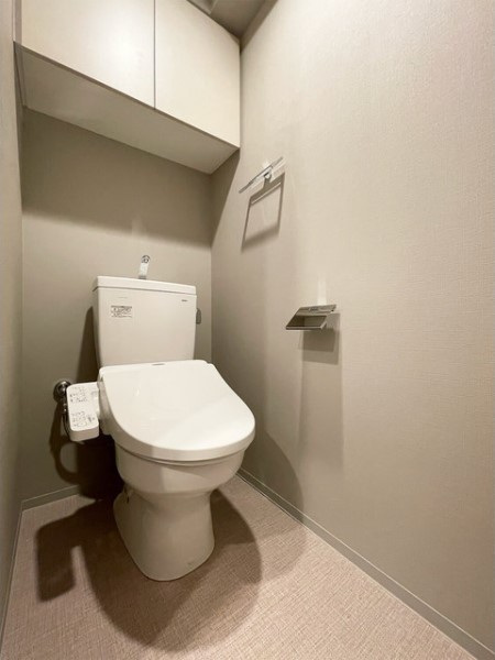 トイレにも棚があります。嬉しい配慮。