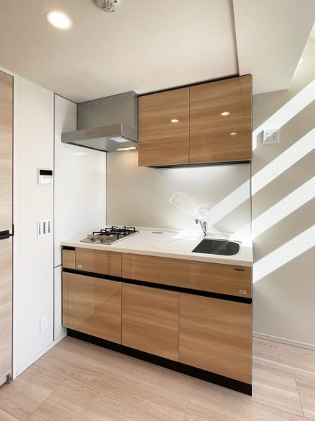 木目が綺麗なシステムキッチン。