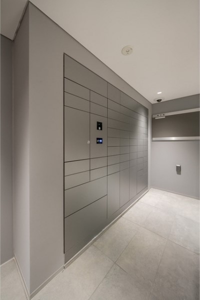 今や必需品の宅配ボックスもこちらに。