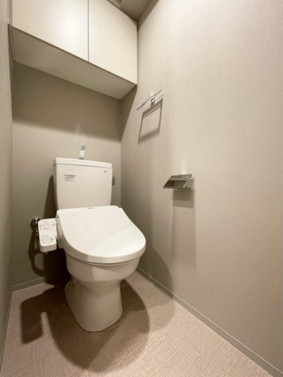 トイレにも棚があります。嬉しい配慮。