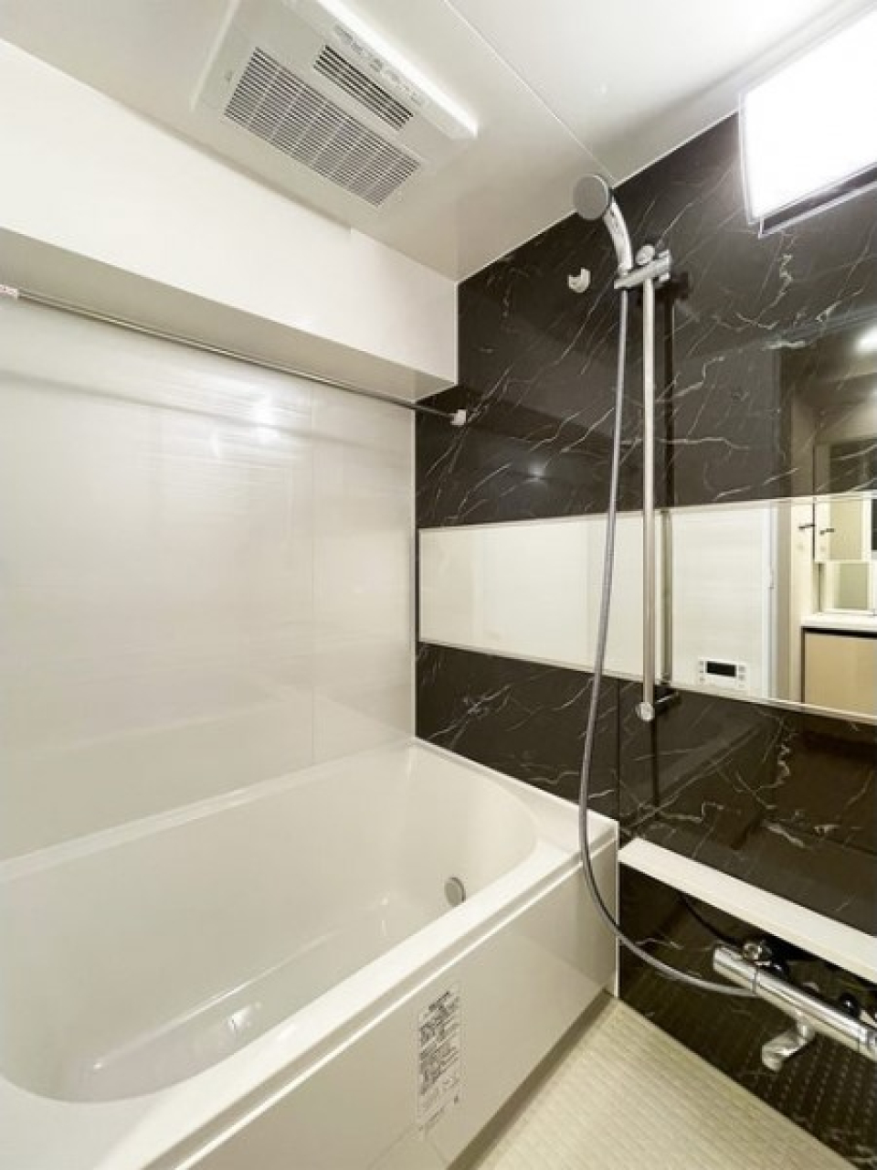 バスルームは浴室乾燥機能付きです。