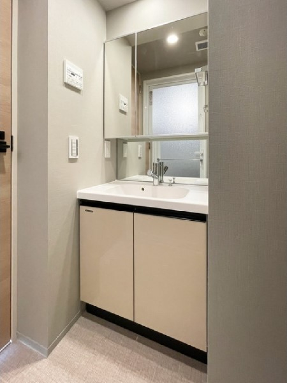 鏡が大きくて身支度しやすそう◎