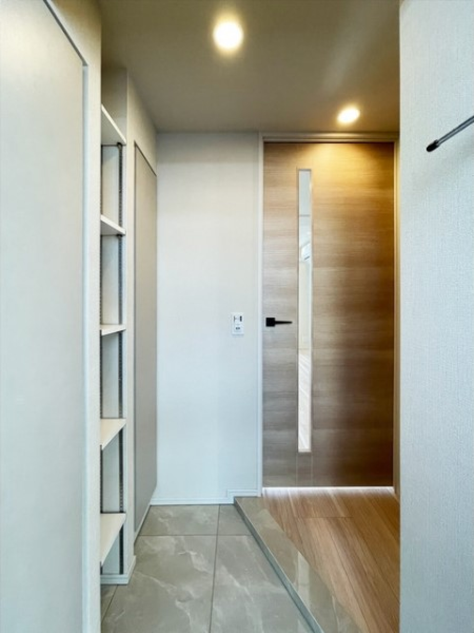 玄関と居室との間には扉があるので、わんちゃんの飛び出しも防げます。