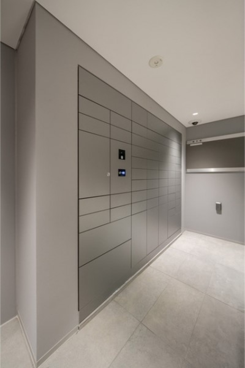 今や必需品の宅配ボックスもこちらに。