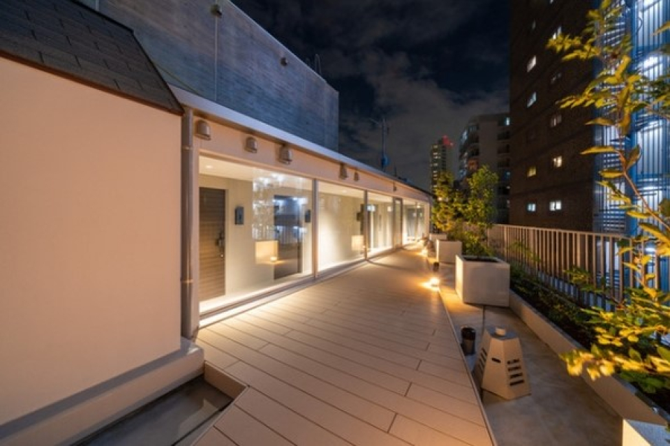 ルーフラウンジの夜の様子。夜もすてき…！