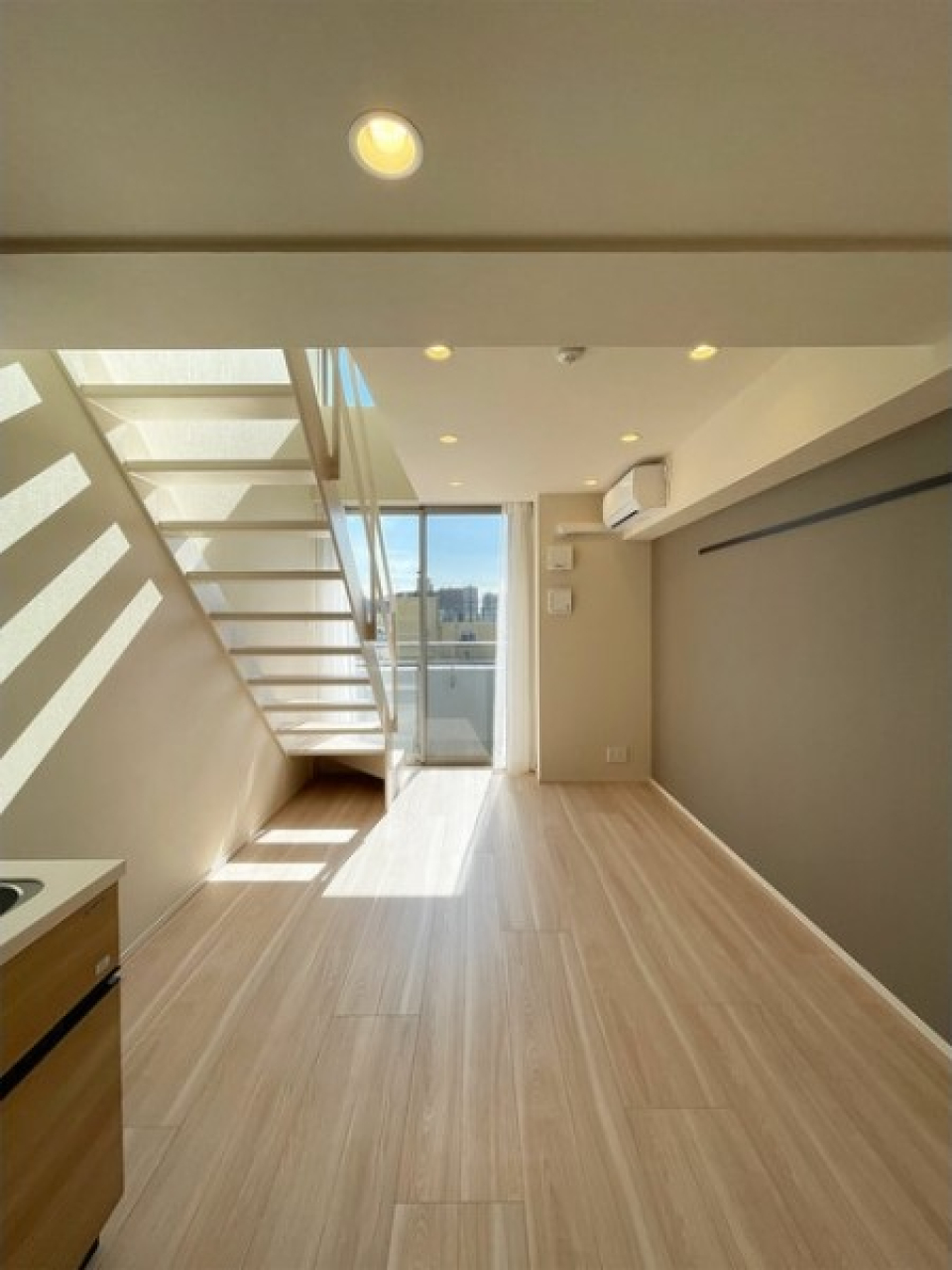 メゾネットのポイントは開放感ある大きな窓！