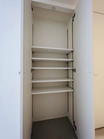 玄関には靴やアウトドア用品を仕舞うのに便利な可動棚がありますよ