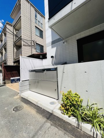 敷地内にゴミ捨て場があります