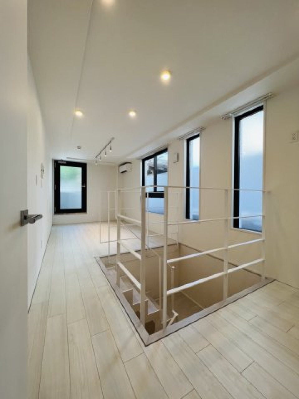 窓がたくさんあってより広く感じられます