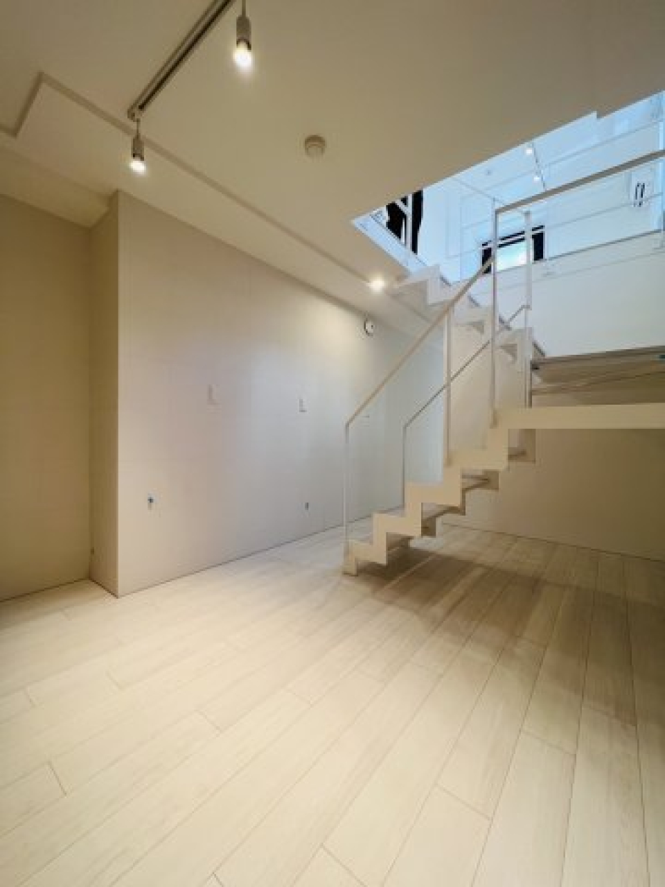 階段を挟んで2つの空間に区切られています