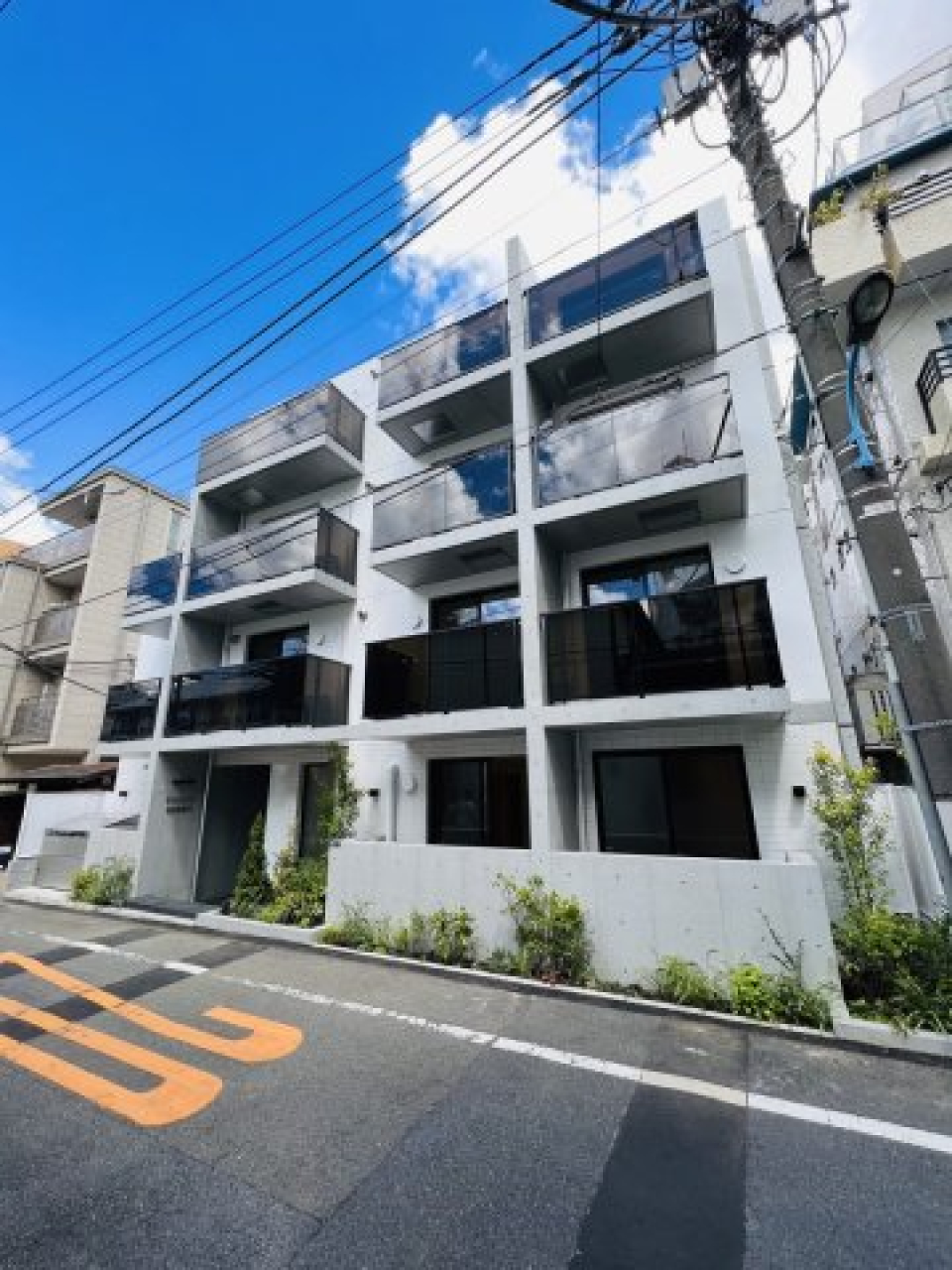 空を映し出すマンションです