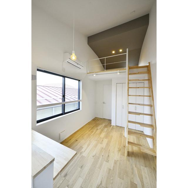 天井から伸びるペンダントライトがポイント！