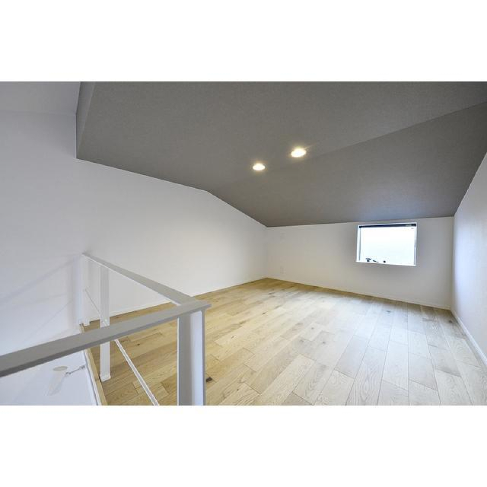 小窓があるので圧迫感軽減◎