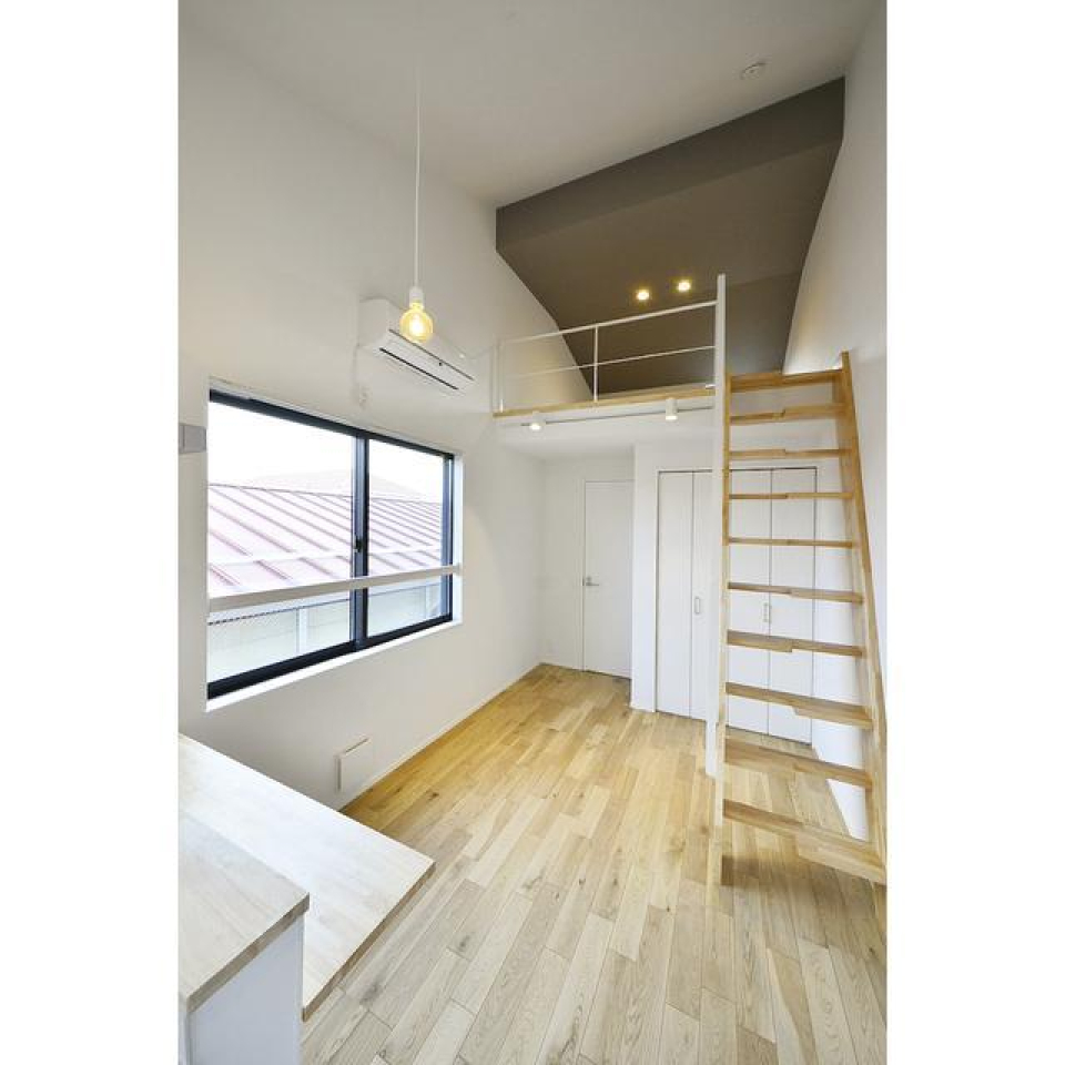 天井から伸びるペンダントライトがポイント！