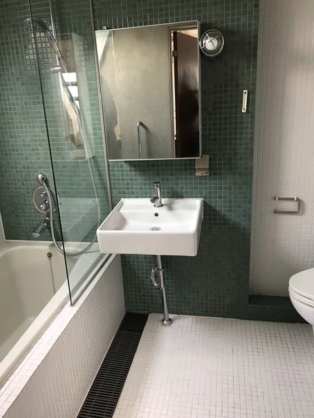 ダークグリーンのタイルが良き！