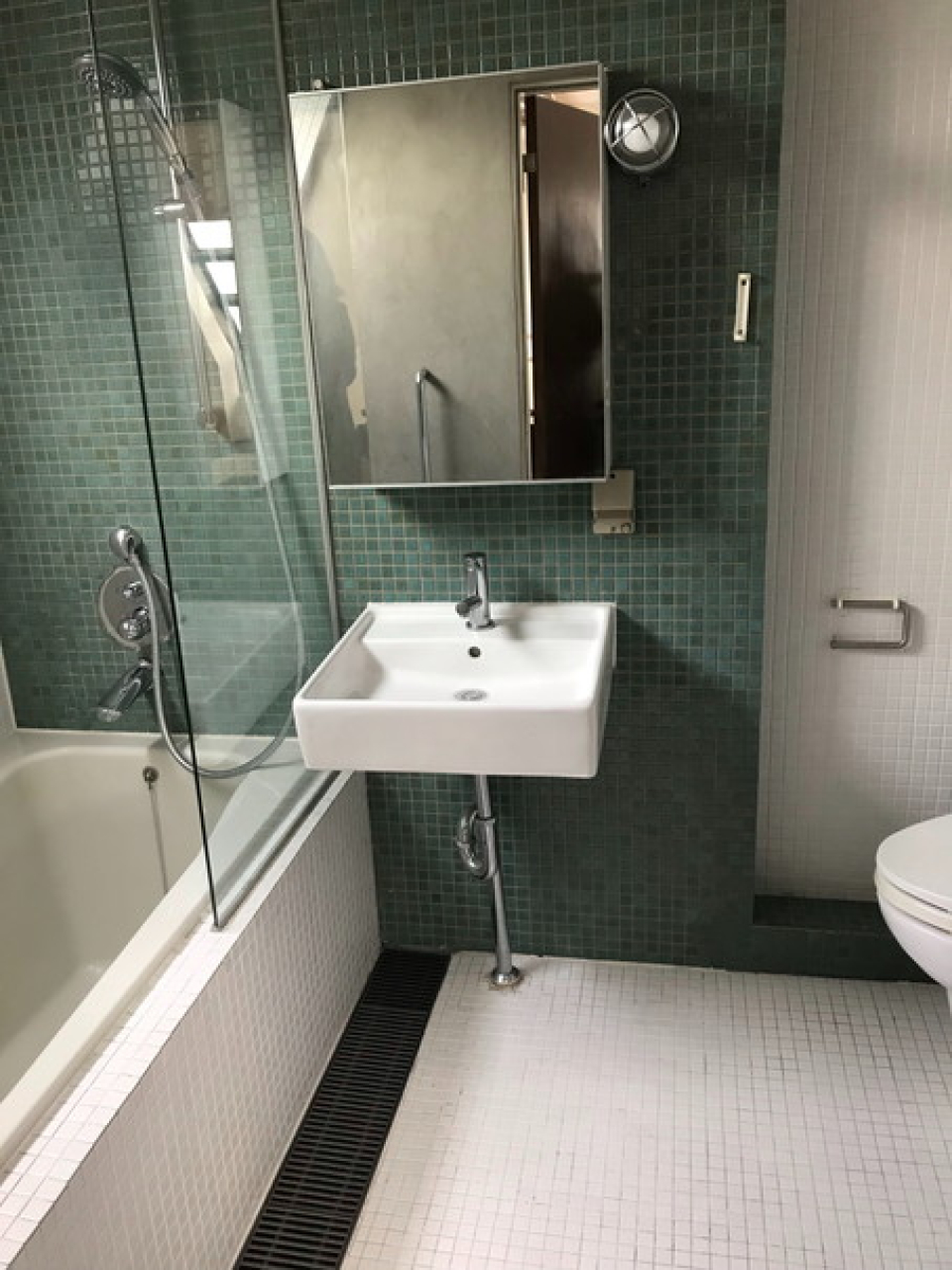 ダークグリーンのタイルが良き！