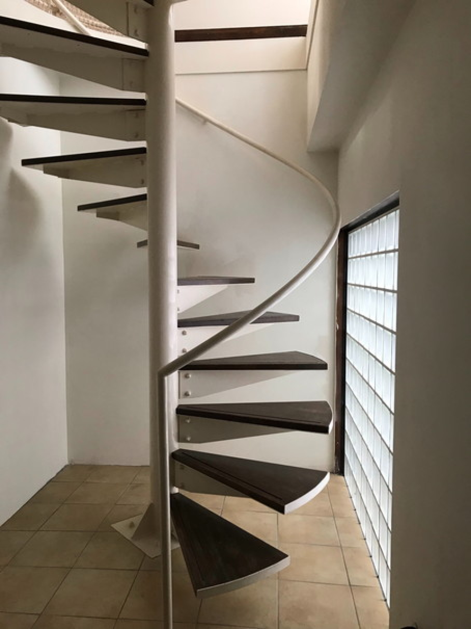 さぁ、この螺旋階段の住まいに引っ越しましょう！