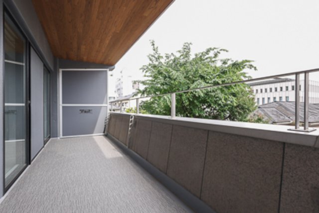 木天井のバルコニーがとっても素敵です
※写真は同タイプ住戸です。