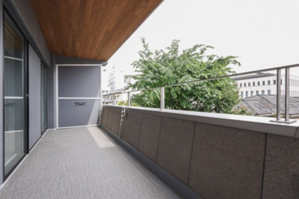 木天井のバルコニーがとっても素敵です
※写真は同タイプ住戸です。