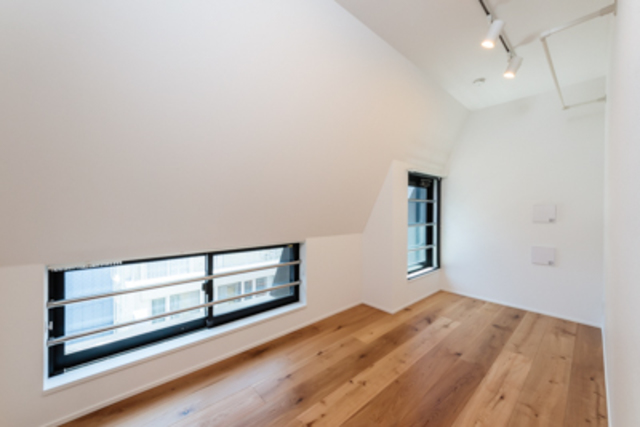 勾配天井が特徴的なベッドルーム
※写真は同タイプ住戸です。