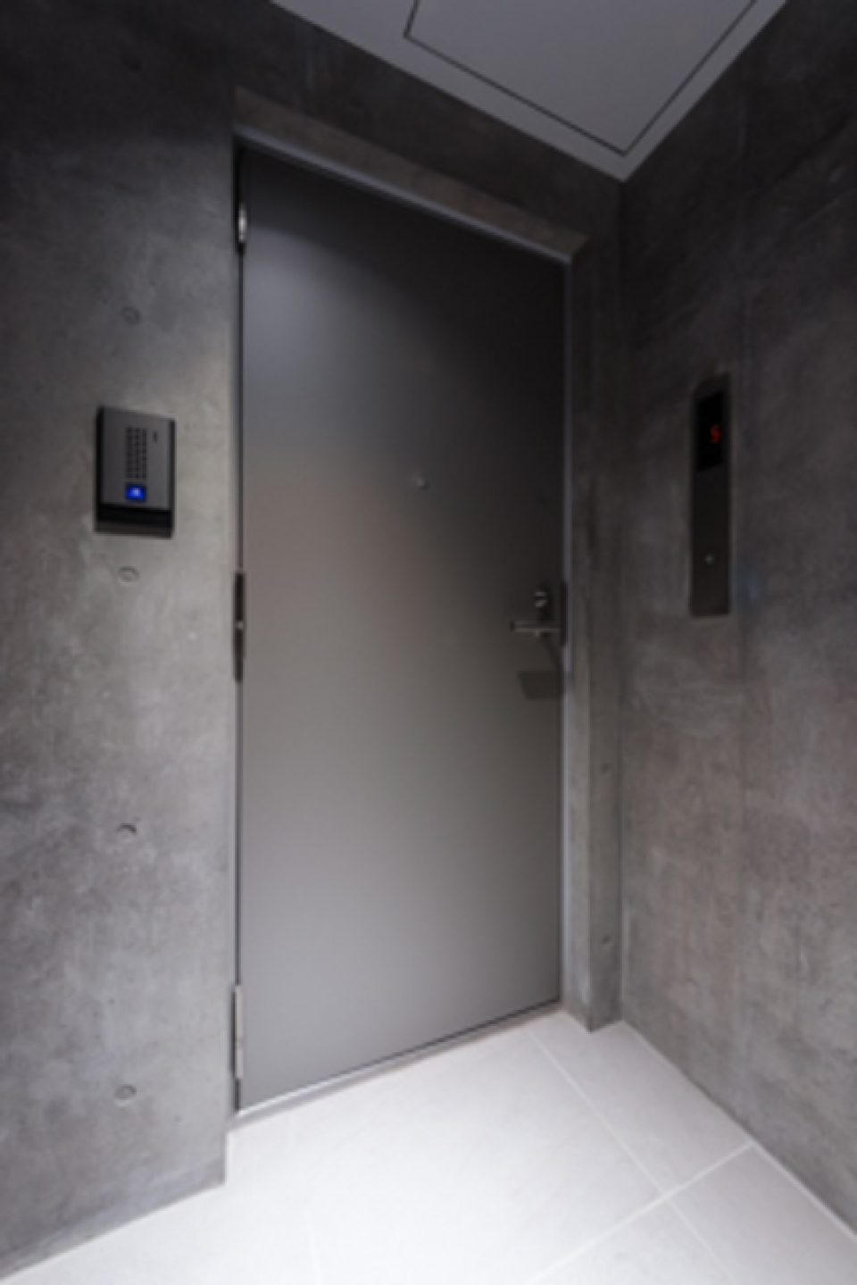 ムラのある塗り壁のようなかっこいい玄関
※写真は同タイプ住戸です。