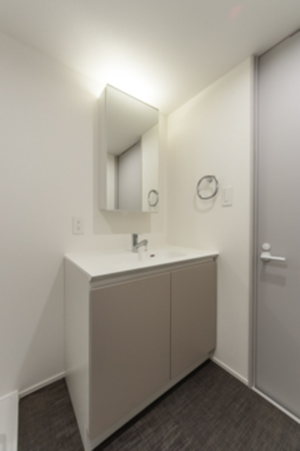 光源が隠れたスタイリッシュな洗面化粧台
※写真は同タイプ住戸です。