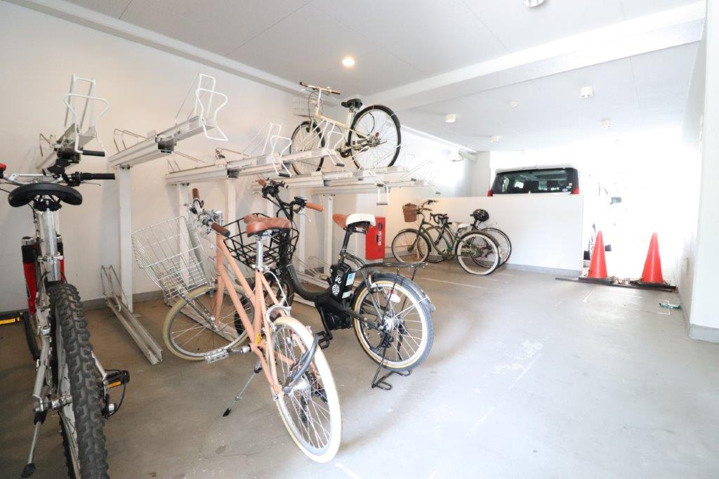 自転車置き場は屋根下に