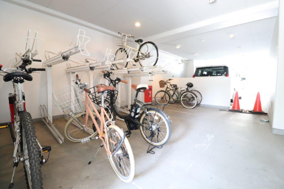 自転車置き場は屋根下に