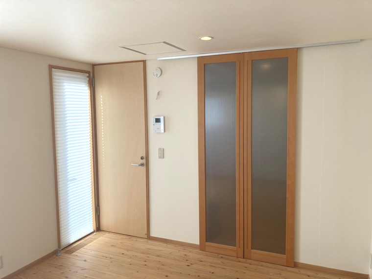 天井まで高さのあるハイドアが垢抜けた印象に