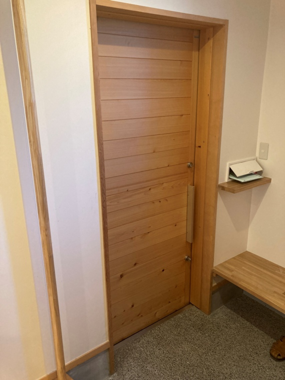 靴を履くのに楽なベンチも造作されています