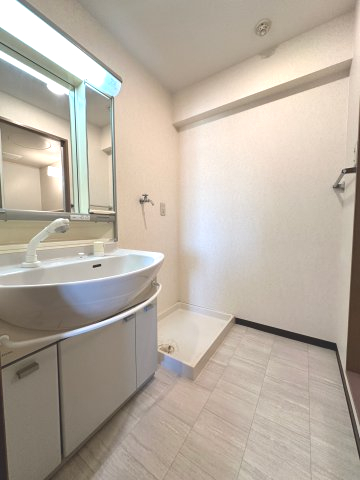 ゆったりとスペースのある洗面所