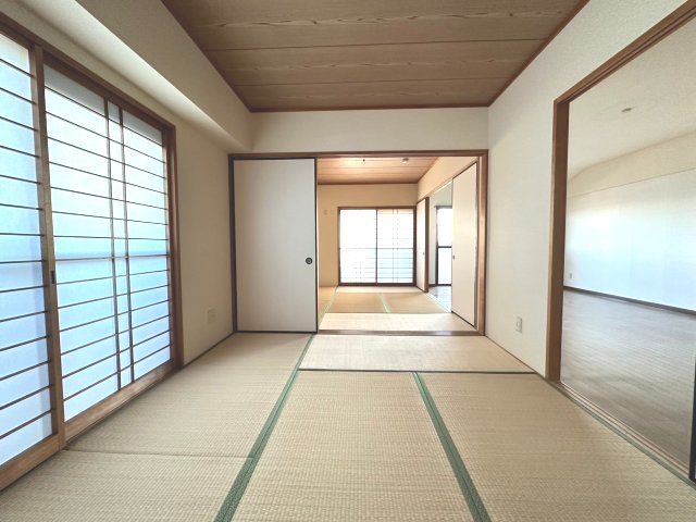 畳の上でゆっくりとくつろげる和室です