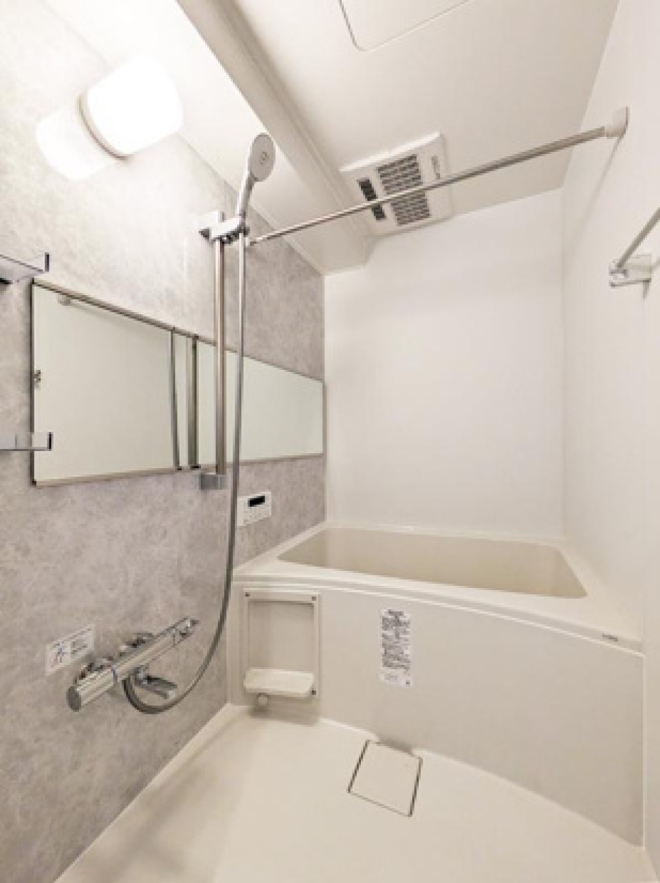 浴室乾燥機能付きのバスルーム