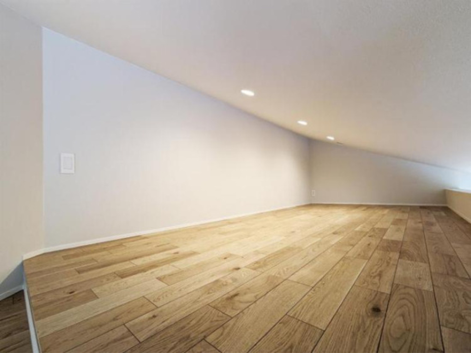 木のハシゴを登った先には6帖ほどのロフト空間