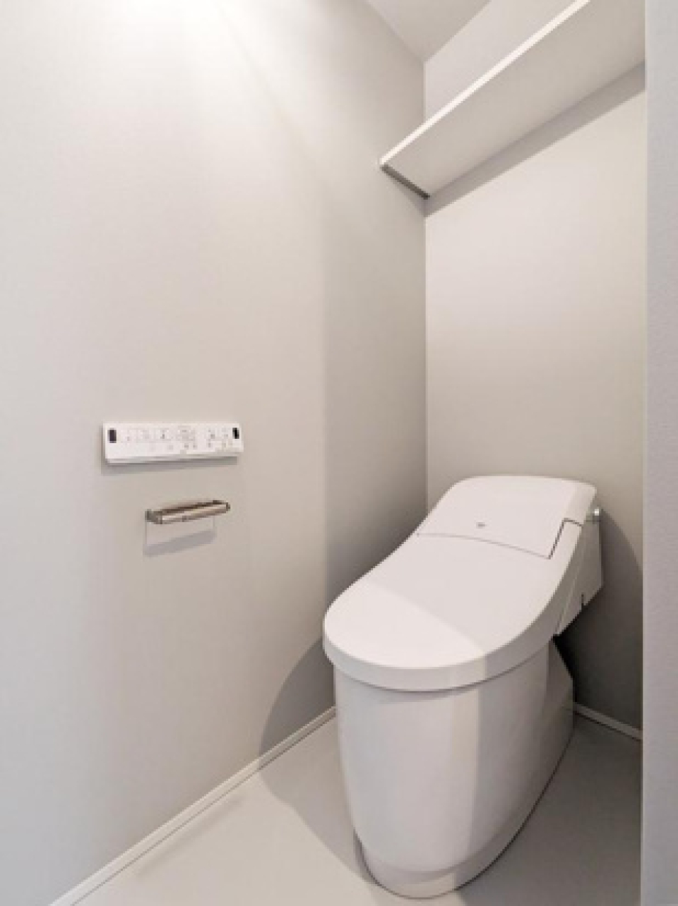 トイレはタンクレスで手入れしやすいですね