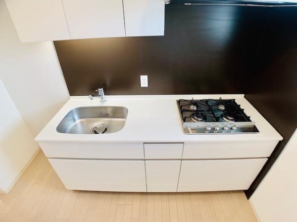 キリっと空間が締まるカラーのパネルが特徴的