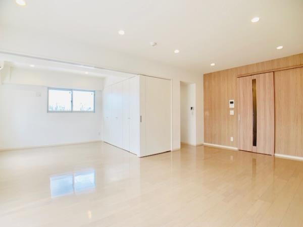 真っ白なお部屋に木のアクセントクロスが映えてます