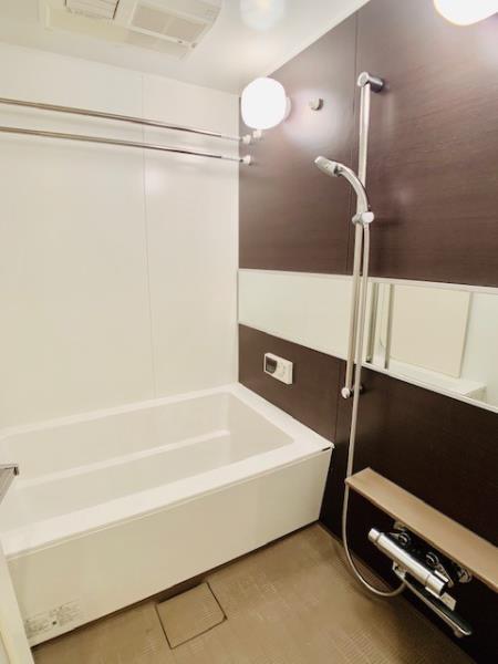 浴乾完備のバスルーム