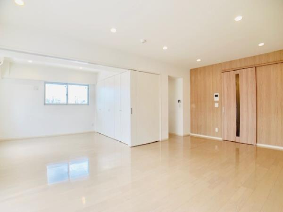 真っ白なお部屋に木のアクセントクロスが映えてます