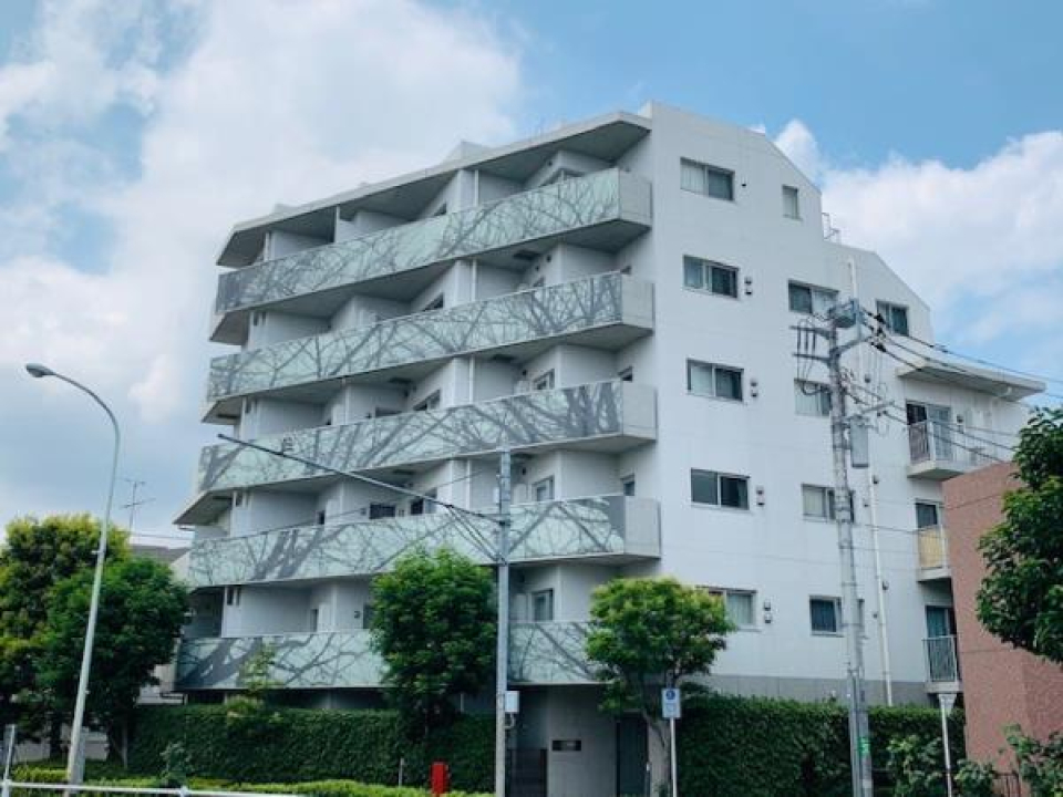 グラフィックが特徴的な外観