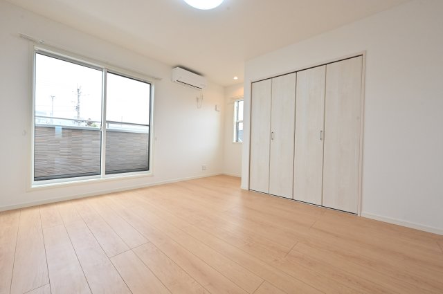 洋室全3部屋にはすべて収納・エアコン付きです！