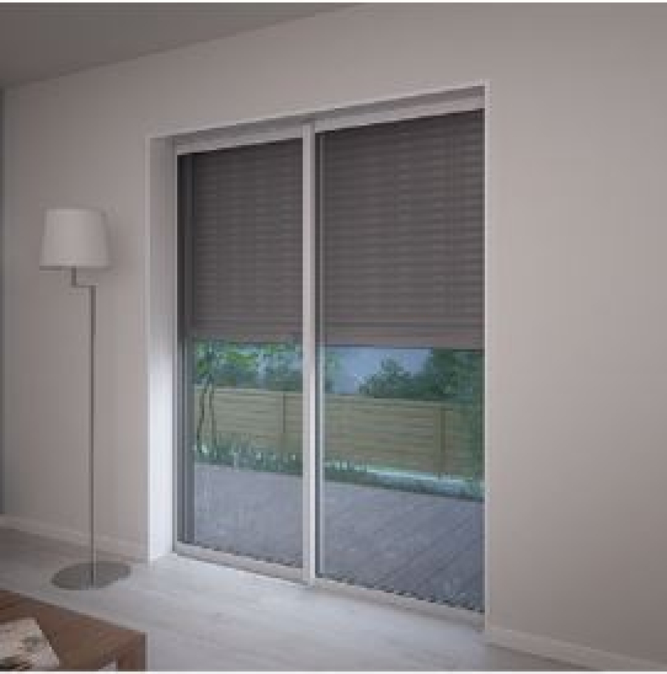 1階リビングには電動シャッター付き！