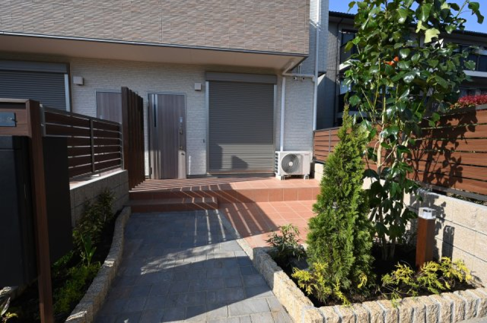 植物に囲まれた高級感のあるエントランスです♪