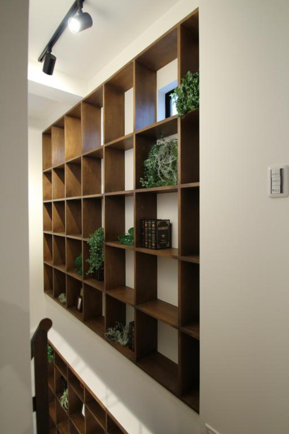 階段には遊び心のあるディスプレイラック