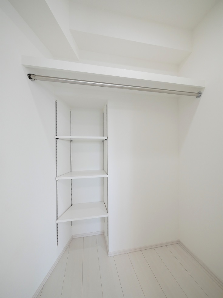 こちらもホワイトなWICは、頼れる収納力です。