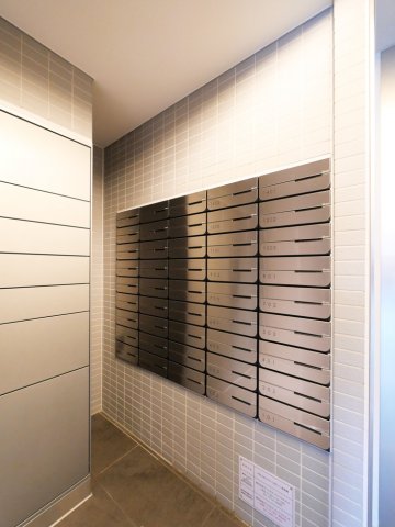 郵便受けもシュッとしてますね。