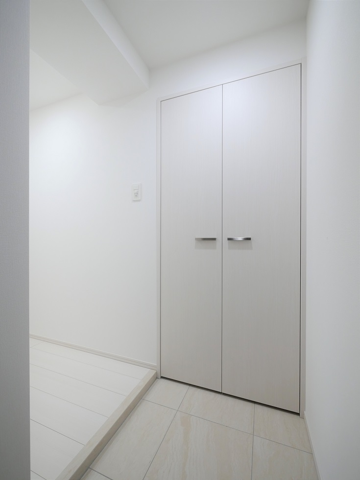 玄関を入った瞬間からホワイトで嬉しくなってしまいそうなお部屋。